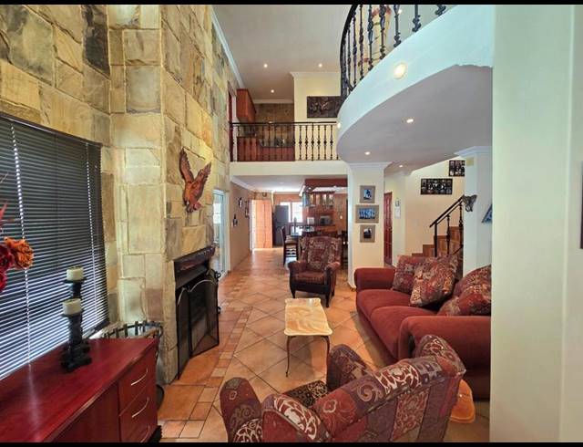 5 BEDROOM HOUSE FOR SALE IN GOLDEN MILE